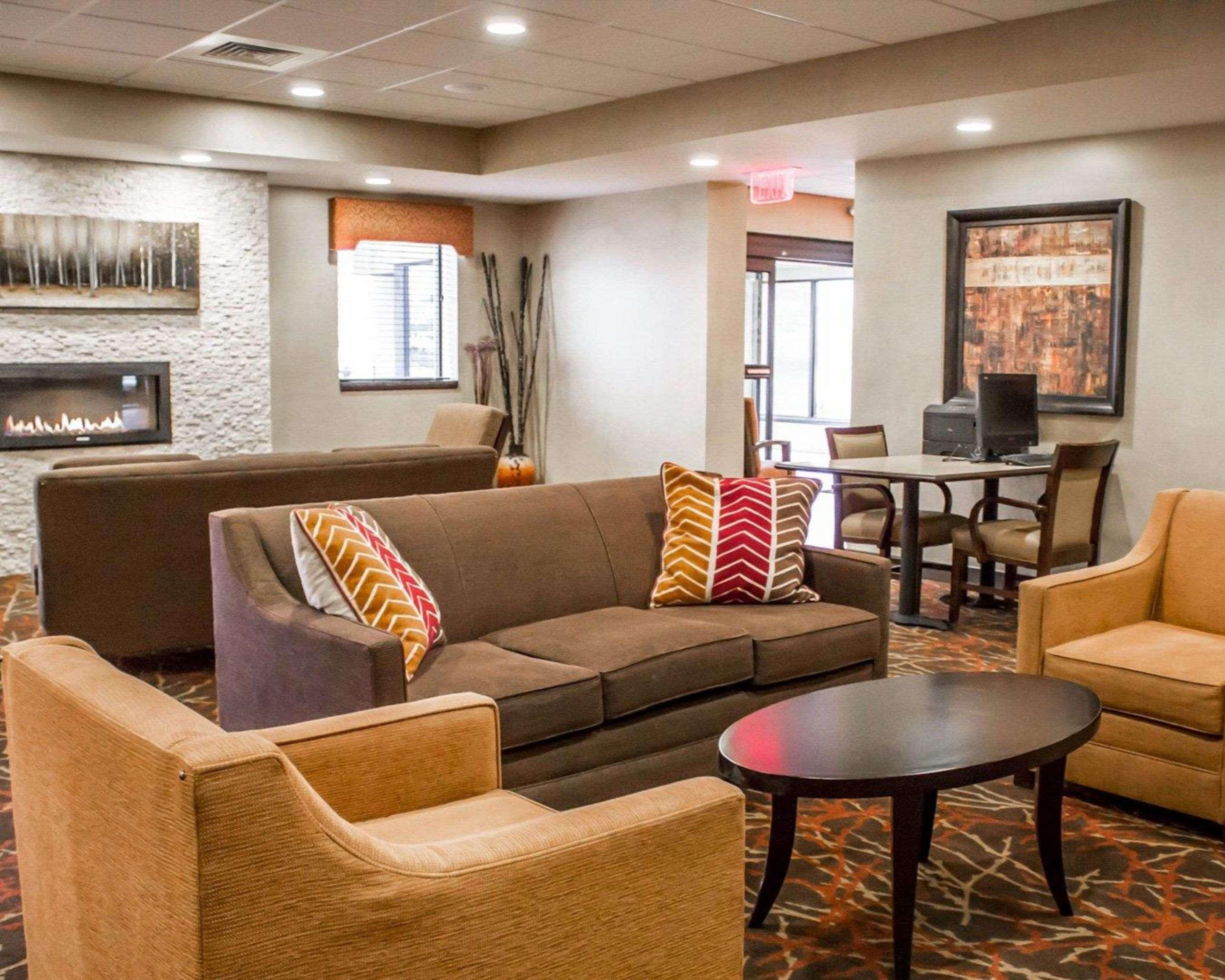 Comfort Inn & Suites Wadsworth Экстерьер фото