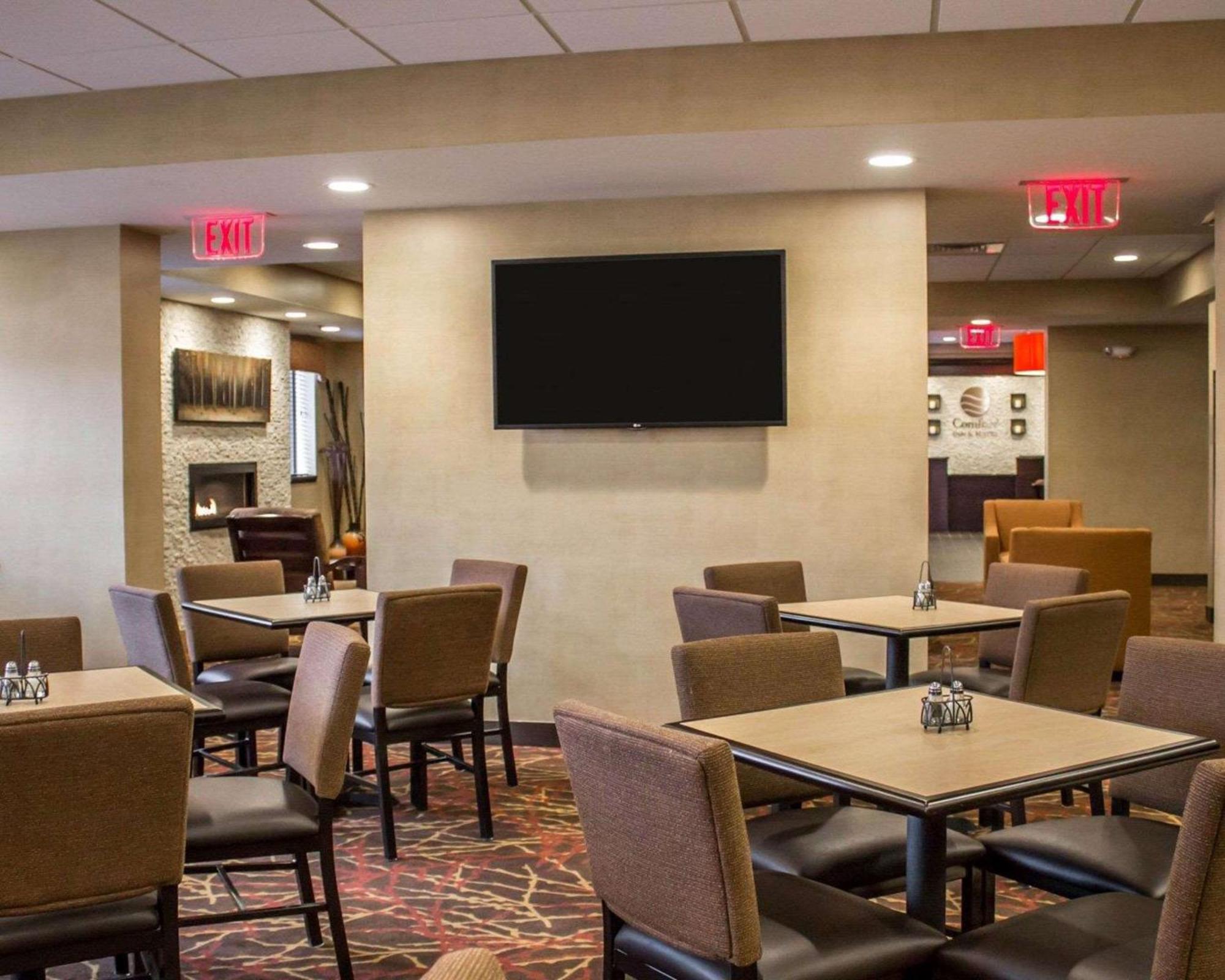 Comfort Inn & Suites Wadsworth Экстерьер фото